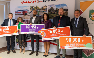 Janina Ewa Orzełowska członkini zarządu województwa mazowieckiego z beneficjentami z powiatu wyszkowskiego