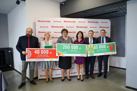 Janina Ewa Orzełowska członkini zarządu województwa mazowieckiego z beneficjentami z powiatu ostrowskiego