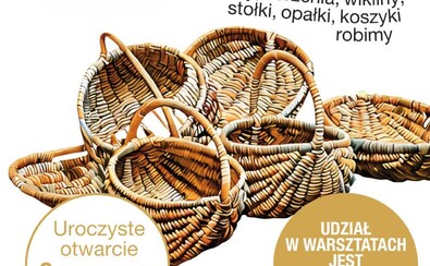Ręcznie plecione wiklinowe kosze. Tekst: "Ze słomy, korzenia, wikliny stółki, opałki, koszyki robimy". Uroczyste otwarcie 3 czerwca. Udział w warsztatach jest bezpłatny.
