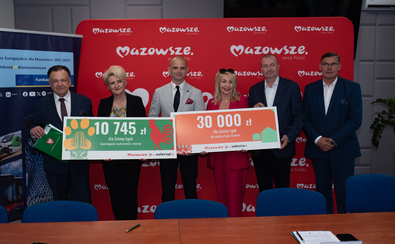 Marszałek Adam Struzik i wicemarszałek Wiesław Raboszuk z beneficjentami