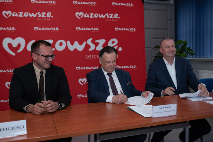 Marszałek Adam Struzik i wicemarszałek Wiesław Raboszuk podczas podpisywania umów