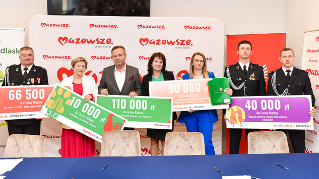 Janina Ewa Orzełowska, członkini zarządu województwa mazowieckiego i radni Elżbieta Lanc oraz Krzysztof Chaberski z beneficjentami z powiatu sokołowskiego