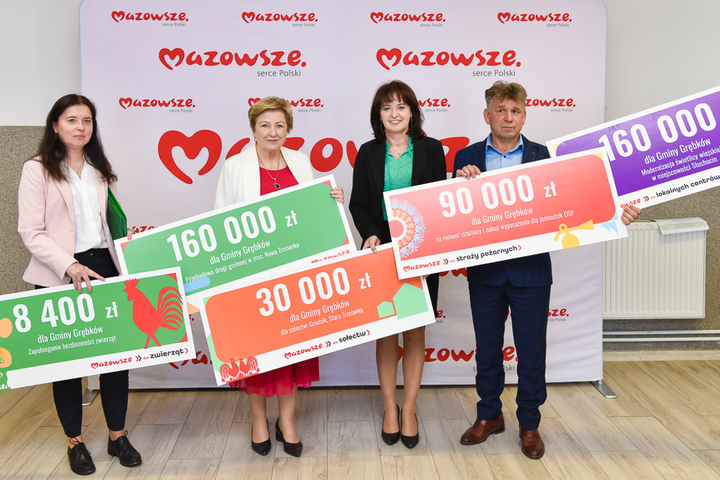 Janina Ewa Orzełowska, członkini zarządu województwa mazowieckiego i radna Elżbieta Lanc  z beneficjentami z powiatu węgrowskiego