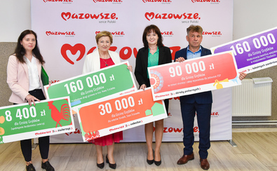 Janina Ewa Orzełowska, członkini zarządu województwa mazowieckiego i radna Elżbieta Lanc  z beneficjentami z powiatu węgrowskiego